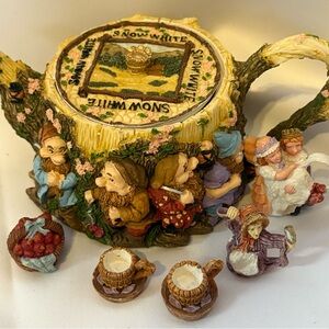 Snow White Themed Teapot Set